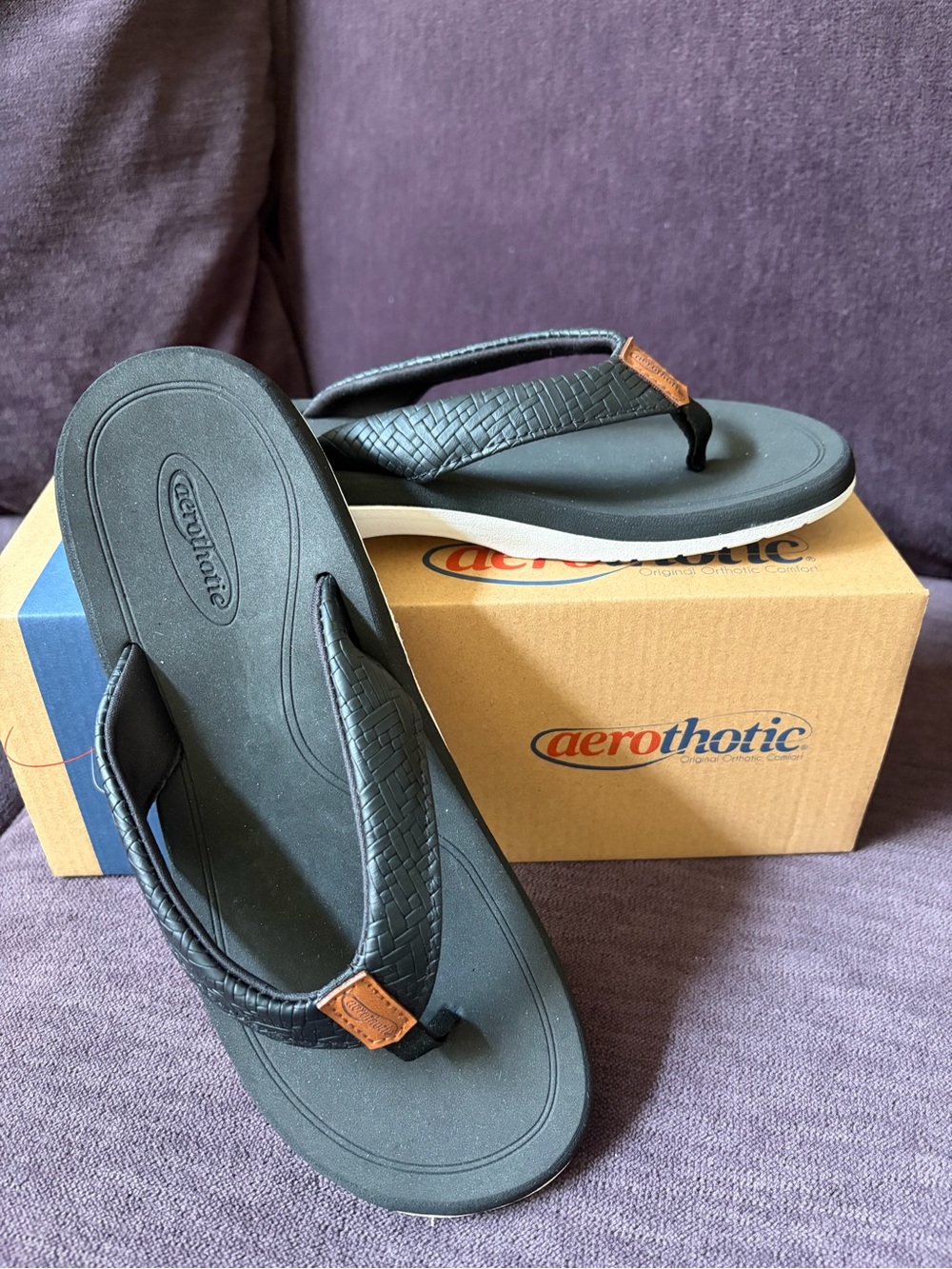 NWOT - Aerothotic Classic Black Cushioned Flip Flops
